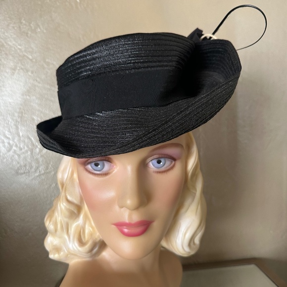 IMPRESSIVE 1940s\' BLACK STRAW FEDORA - GROSGRAIN BAND/BOW + BLACK/WHITE QUILLS main image 3